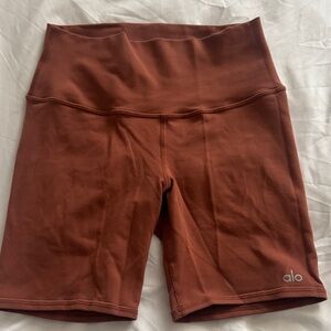 ALO Yoga High-Rise Bike Shorts in Rust